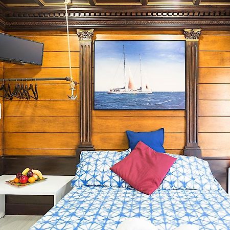 Citycenter Pirates Room, Young People Only Malaga Bagian luar foto