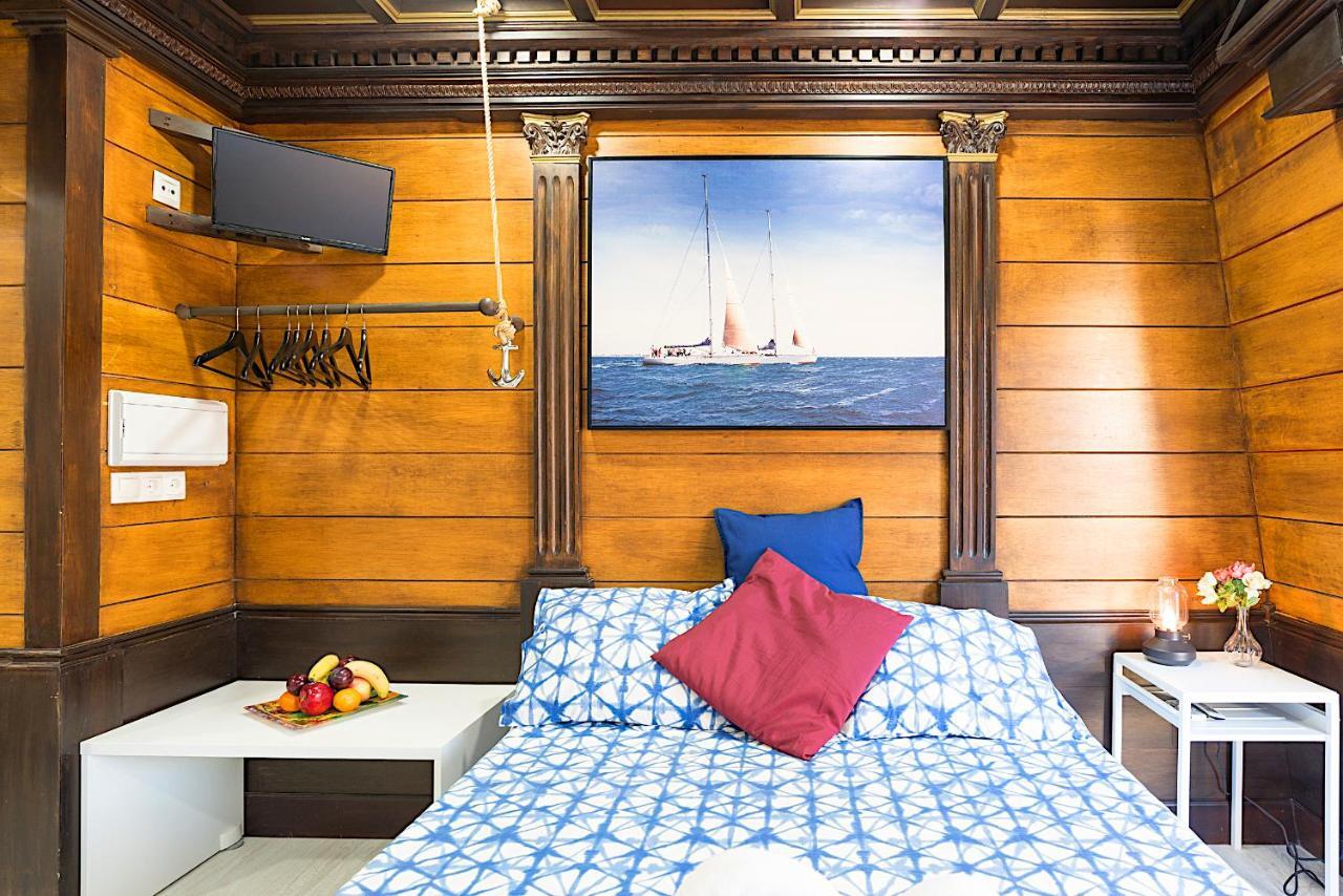 Citycenter Pirates Room, Young People Only Malaga Bagian luar foto